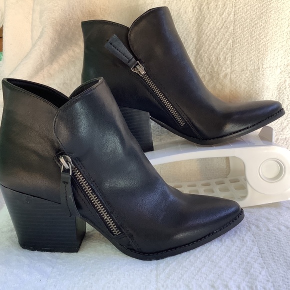 EUC Kari Blue Black Ankle Bootie stylish - Picture 4 of 12